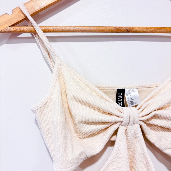 H&M Beige crinkled cut-out top - Picture 4 of 8